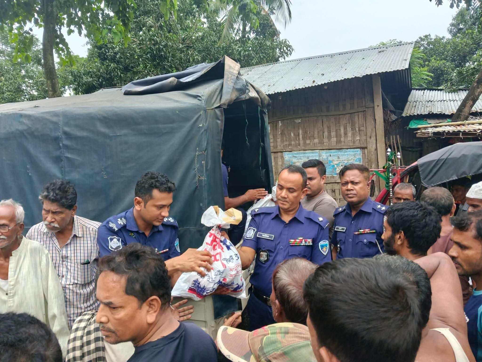 চকরিয়া থানার ওসি উদ্যেগে বন্যার্তদের মাঝে ত্রাণ বিতরণ