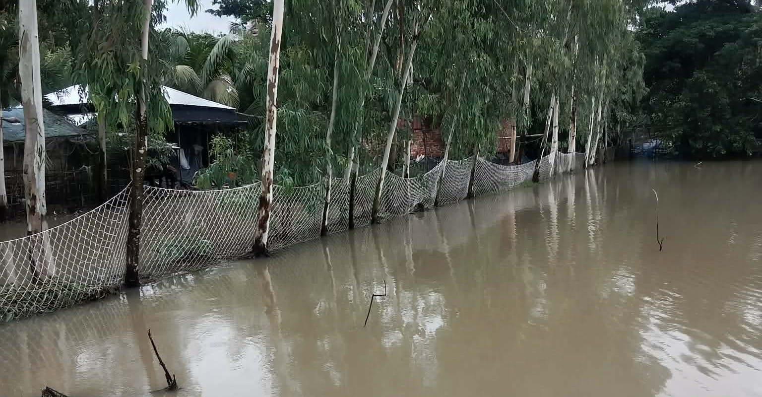 বানের জলে ভাসছে চকরিয়া-মাতামুহুরী,বেড়িবাঁধ ভেঙে চরম দুর্ভোগে মানুষ