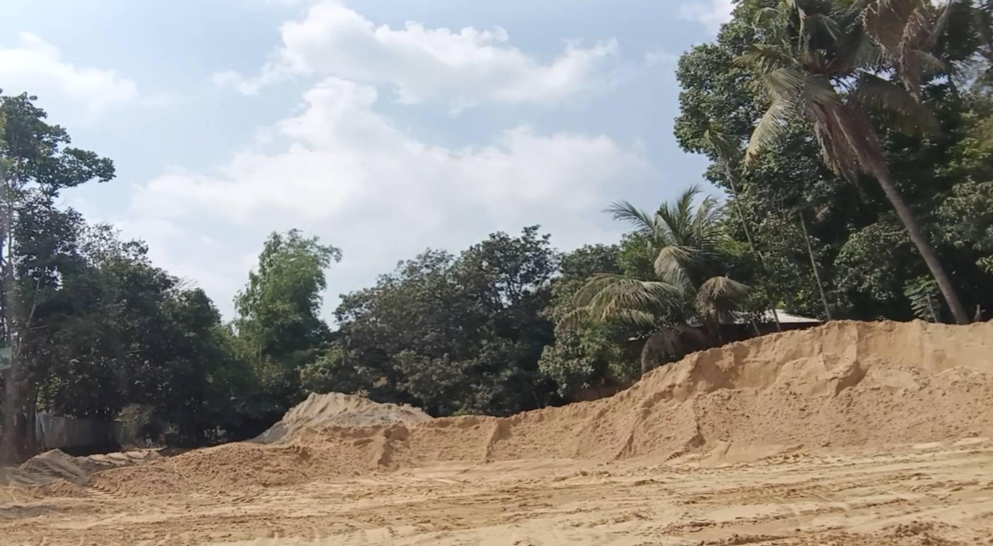 খুটাখালীতে অবৈধভাবে বালু উত্তোলন,  ধংস হচ্ছে পরিবেশ